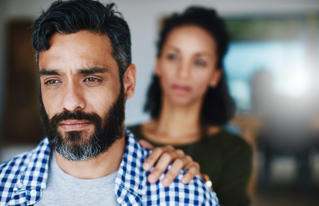 Partnerfindung für Menschen mit Depressionen ist nur subjektiv erschwert Die psychologische Partnervermittlung Gleichklang.d (https://www.gleichklang.de/)e hat eine Studie durchgeführt, die das Erleben und die Erfolgsaussichten von Menschen mit Depressionen bei der Online-Partnersuche untersuchte. Dabei stellte sich heraus, dass depressive Menschen im Vergleich zu nicht-depressiven Teilnehmern höhere innere Barrieren verspüren, jedoch keine geringeren Chancen auf einen erfolgreichen Kontakt haben. Depressive Nutzer berichten von Ängsten und Belastung, jedoch nicht von weniger Erfolg Laut der Befragung verspüren depressive Nutzer häufiger Ängste in Bezug auf Partnersuche und Bindung. Sie gaben an, weniger aktiv in der Online-Kommunikation zu sein und empfanden die Partnersuche oft als belastend. …