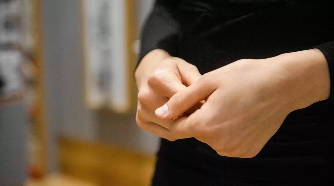 Vier Gründe, warum Sie die Psychotherapie Ihres Employee Assistance Program in Anspruch nehmen sollten. Erstens: Die Ressourcen des EAP-Programms bieten Ihnen die Möglichkeit, kostenlos erste Erfahrungen mit Kurzzeittherapien zu sammeln. Wenn Sie noch nie einen Therapeuten gesehen haben, möchten Sie vielleicht testen, wie der Prozess für Sie funktioniert, oder eine bestimmte therapeutische Ausrichtung in Betracht ziehen. Kognitives Verhalten? Emotionsorientiert? Psychodynamisch? Welches passt am besten zu dir? Die meisten Mitarbeiterhilfsprogramme bieten eine Vielzahl von Therapiemodalitäten und ein vorläufiges Gespräch mit dem EAP-Fallmanager, der Ihre Aufnahme vornimmt, kann dazu beitragen, eine gute Anpassung an Ihre Bedürfnisse und Ihre Persönlichkeit sicherzustellen. Zweitens: Untersuchen …