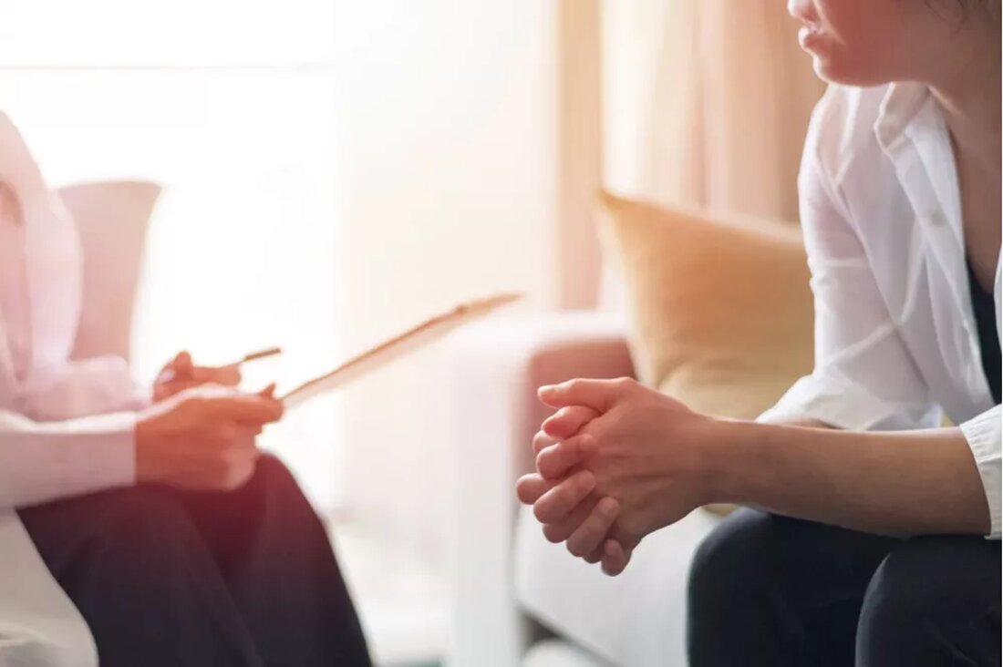 Es war einmal jetzt, genau jetzt. Die Vergangenheit wurde aus vielen Perspektiven geschrieben, aber die Zukunft ist noch leer und im Moment ist der Akt des Schreibens. Narrative Therapie ist eine Therapieform, die die Erzählung oder Geschichte unserer Sichtweise auf unsere Lebenssituationen verwendet. Wir suchen nach dem Riss in der Linse, der eine alternative Art der Wahrnehmung unserer Zwangslagen aufzeigt. Die Geschichte nicht zu ändern, sondern aus einer anderen Perspektive zu erzählen. Die narrative Therapie würdigt diese Geschichten und akzeptiert dennoch, dass jede Sichtweise von der Bedeutung durchdrungen ist, die Familie, Gesellschaft und Kultur als die „richtige“ Bedeutung vorherbestimmt haben. …