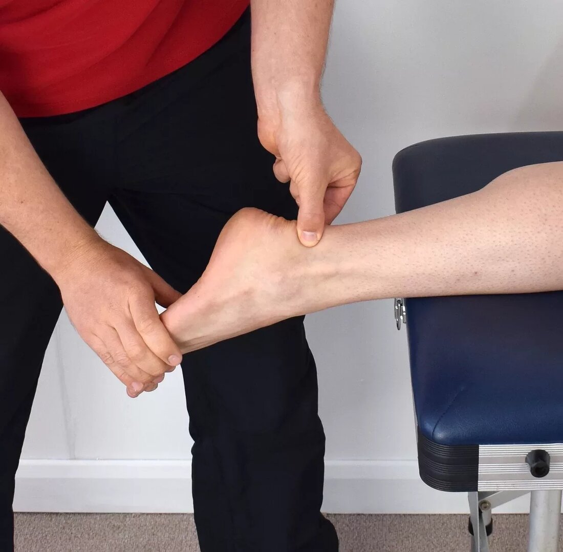 Ob Ellbogen, Schulter, Hüfte, Knie oder Knöchel – eine schmerzhafte Sehne ist ein unangenehmer Zustand, der so gut wie jeden treffen kann. Eine entzündete Sehne ist Ihnen wahrscheinlich als Tendinitis bekannt, aber haben Sie schon einmal von Tendinose gehört? Nur sehr wenige Patienten kennen jedoch den Unterschied zwischen diesen beiden Erkrankungen. Wichtige Unterscheidung Die Schmerzen bei einem Sehnenproblem können allmählich auftreten und sich im Laufe der Zeit verstärken, oder sie können plötzlich und heftig auftreten. Bei einer Tendinitis handelt es sich um eine akut entzündete, geschwollene Sehne, die keine mikroskopische Sehnenschädigung aufweist. Der Grund für eine Tendinitis ist eine Entzündung. …