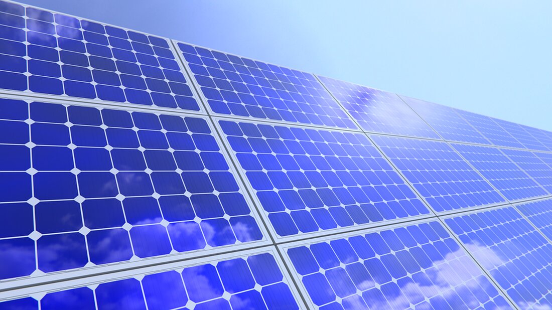 Die Welt steht an der Schwelle einer Energiekrise. Mit unserem wachsenden Energiebedarf und den endlichen fossilen Brennstoffquellen stellt sich die Frage, wie wir unseren Bedarf langfristig decken können, ohne das Gleichgewicht unseres Planeten zu zerstören. Eine der möglichen Lösungen ist die Nutzung nachhaltiger Energiequellen. Diese Energien sind sauber, erneuerbar und besitzen das Potenzial, unsere Abhängigkeit von fossilen Brennstoffen zu reduzieren. In diesem Artikel werfen wir einen näheren Blick auf einige dieser erneuerbaren Energien, mit Schwerpunkt auf Geothermie und Wasserkraft. Geothermie Geothermie ist eine erneuerbare Energiequelle, die die Wärme nutzt, die natürlich unter der Erdoberfläche erzeugt wird. Wie funktioniert Geothermie? Geothermische …