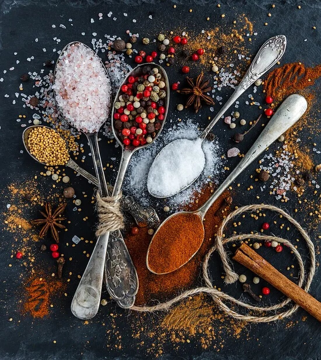 Salz: Bedarf und gesundheitliche Effekte Salz ist ein essentielles Mineral, das in der menschlichen Ernährung eine bedeutende Rolle spielt. Es wird nicht nur zum Würzen von Lebensmitteln verwendet, sondern hat auch zahlreiche wichtige Funktionen im Körper. Ein ausgewogener Salzkonsum ist daher entscheidend für eine gute Gesundheit. In diesem Artikel werden wir den Bedarf an Salz für den menschlichen Körper untersuchen und die gesundheitlichen Effekte eines zu hohen oder zu niedrigen Salzkonsums betrachten. Salz: Eine wichtige Ressource Salz, chemisch bekannt als Natriumchlorid (NaCl), ist seit Jahrhunderten als Konservierungsmittel und Geschmacksverstärker in der menschlichen Ernährung bekannt. Es wurde in der Vergangenheit als …