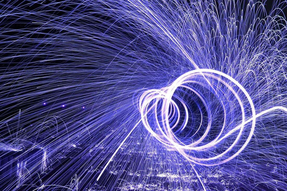 In der heutigen Zeit werden Elektronikgeräte wie Smartphones, Laptops oder Spielkonsolen immer schneller ausgetauscht, um stets auf dem neuesten Stand der Technik zu sein. Doch was passiert mit den Altgeräten? In vielen Fällen landen sie im Müll und stellen somit einen enormen Anteil des weltweit produzierten Elektronikschrotts dar. Ein nachhaltiger Umgang mit Elektronikschrott ist daher nicht nur aus ökologischer, sondern auch aus sozialer und wirtschaftlicher Perspektive von großer Bedeutung. Was ist Elektronikschrott und warum ist er ein Problem? Elektronikschrott, auch E-Schrott oder WEEE (Waste of Electrical and Electronic Equipment) genannt, umfasst alle ausgedienten oder defekten Elektro- und Elektronikgeräte. Dazu gehören …