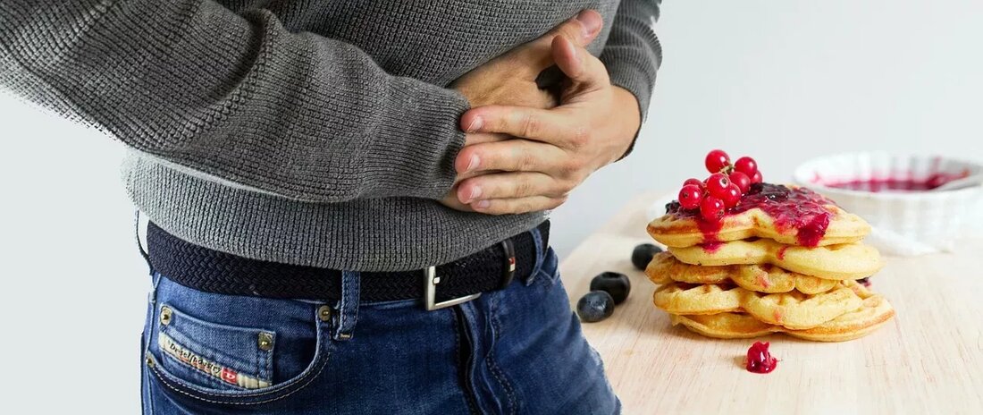 Magengeschwüre (Ulcus gastricum) sind offene Wunden in der Magenschleimhaut. Sie gehören zu den peptischen Geschwüren, das heißt, sie haben mit Säure zu tun. Aufgrund der im Magen vorhandenen Säuremenge und der Schäden, die auftreten können, sind sie oft sehr schmerzhaft. Die häufigste Ursache für Magengeschwüre ist das Bakterium Helicobacter pylori, kurz H. pylori. Magengeschwüre können auch durch den übermäßigen Gebrauch von Schmerzmitteln wie Aspirin und anderen nichtsteroidalen Antirheumatika wie Ibuprofen verursacht werden. Magengeschwüre werden mit Antibiotika und Medikamenten behandelt, die die Magensäure reduzieren und blockieren. Zusätzlich zu diesem bewährten Behandlungsplan hat die Forschung gezeigt, dass es auch einige natürliche Hausmittel …