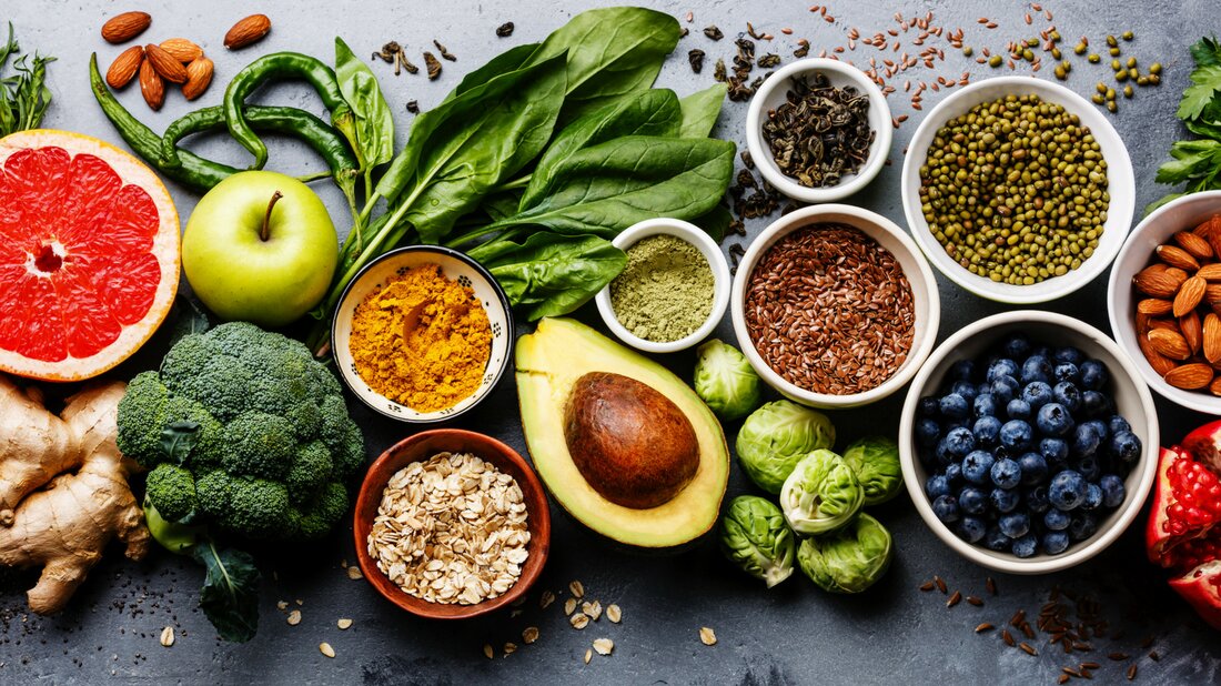 Es scheint, als würden wir jede Woche von einem neuen Superfood hören, aber was bedeutet das wirklich? Es gibt keine strenge Definition, was genau ein Superfood ausmacht, aber es wird allgemein als Lebensmittel mit besonders hohem Nährstoffgehalt und gesundheitlichen Vorteilen angesehen. Aufgrund der unspezifischen Definition wird der Titel „Superfood“ manchmal auf Lebensmittel angewendet, die es nicht unbedingt wert sind. Hier einige Beispiele für nährstoffreiche Lebensmittel, die den Namen verdienen. Lebensmittel, die dem Titel „Superfood“ gerecht werden Lachs Wildlachs enthält Omega-3-Fettsäuren sowie Kalzium, Eisen und eine Reihe von Vitaminen, darunter Vitamin A, B12 und D. Untersuchungen haben gezeigt, dass dieser Fisch &hellip;