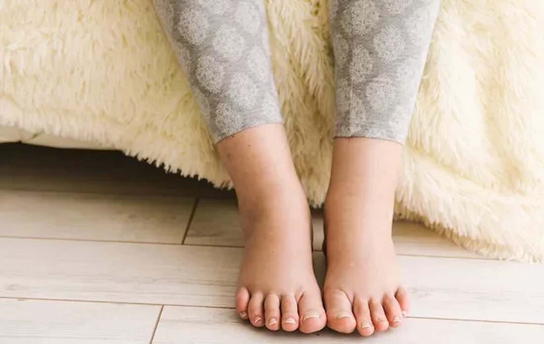 Geschwollene Füße treten in der Regel während der Schwangerschaft oder aufgrund von Fuß- und Knöchelverletzungen oder Ödemen auf. Ödeme sind im Grunde Schwellungen, die durch Flüssigkeitseinlagerungen verursacht werden, d. h. wenn überschüssige Flüssigkeit im Körpergewebe eingeschlossen ist&#8220;, sagt Dr. Maninder Singh, Sr. Consultant Orthopedics, Indian Spinal Injuries Centre (ISIC). Das ist unangenehm und schmerzhaft. &#8222;Manchmal kann eine Schwellung auf ein Problem wie eine Herz-, Leber- oder Nierenerkrankung hinweisen. Wenn Ihre Knöchel am Abend anschwellen, könnte das auf eine rechtsseitige Herzinsuffizienz zurückzuführen sein&#8220;, sagt Dr. Ashutosh Gautam, Clinical Operations and Coordination Manager bei Baidyanath. Geschwollene Füße sind normal und normalerweise kein &hellip;