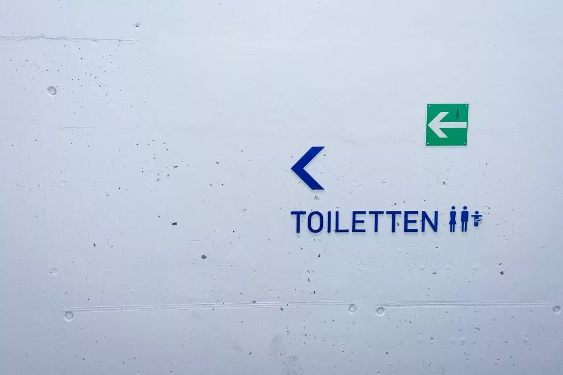 Menschen mit Behinderungen haben täglich mit vielen Unannehmlichkeiten zu kämpfen. Ein weiteres Problem sind die Toiletten, die nicht für ihre Bedürfnisse geeignet sind. Sehen Sie, was die Vorschriften über mobile Toiletten für Behinderte sagen. Wie sollten mobile Toiletten für Menschen mit Behinderungen aussehen? Mobile Toiletten sehen in der Regel sehr ähnlich aus, obwohl die Toiletten für Menschen mit Behinderungen größer sind. Nicht ohne Grund, denn oft muss man sie mit dem Rollstuhl erreichen, sodass die Türen und die Kabine selbst größer sein müssen. Die Vorschriften regeln dieses Thema genau und es wurde festgelegt, dass die Mindestgröße der Toilette 1,5 × 1,5 m beträgt. Im …