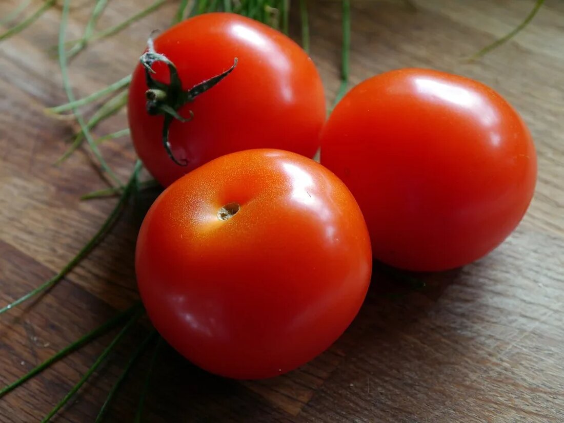 Heimische Früchte und Gemüse: Saisonguide Der Saisonguide für heimische Früchte und Gemüse bietet eine hilfreiche Übersicht über die verschiedenen Sorten, ihre Verfügbarkeit und die besten Zeiten, sie zu kaufen. In diesem Artikel geben wir Ihnen einen umfassenden Überblick über die heimischen Früchte und Gemüsesorten, die Sie in Deutschland finden können. Frühling Der Frühling ist eine Zeit des Neubeginns und bringt eine Fülle von frischen und köstlichen Früchten und Gemüsesorten mit sich. Hier ist eine Liste einiger der beliebtesten Sorten: Erdbeeren Erdbeeren sind ein Frühlingsklassiker und gehören zu den bekanntesten heimischen Früchten. Sie haben eine leuchtend rote Farbe und einen süßen …