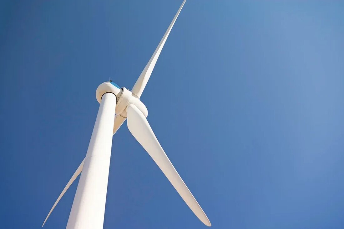 In einer Ära des Klimawandels und wachsender Bevölkerung konfrontiert uns der Druck, Nahrung auf nachhaltige Weise zu produzieren, mit einer lebenswichtigen Aufgabe. Unser Planet braucht Lösungen, die sowohl die Gesundheit der Erde als auch die Qualität unserer Nahrung verbessern. Eine mögliche Lösung kommt in Form der regenerativen Landwirtschaft auf, einem neuen Ansatz, der Nachhaltigkeit und Ernährungssicherheit in den Vordergrund stellt. Regenerative Landwirtschaft sieht vor, die natürlichen Ressourcen unserer Erde zu bewahren und zu erneuern, anstatt sie einfach zu nutzen. Sie strebt danach, gesunde, funktionelle Ökosysteme wiederherzustellen, indem sie die Biodiversität erhöht, die Bodengesundheit verbessert und die Kohlenstoffbindung fördert – mit …