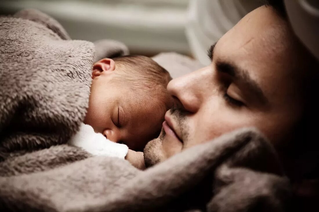 Endlich haben Sie die Schlafroutine Ihres Babys im Griff. Wenn Sie also auf Zehenspitzen aus dem Kinderzimmer Ihres schlafenden Babys schleichen, denken Sie dummerweise, Sie hätten es geschafft. Doch weit gefehlt! Ihr Baby zahnt und Sie können scheinbar nichts dagegen tun. „Die ersten ein bis drei Monate bleiben Sie verschont, aber danach kommen die Zähne immer wieder“, sagt der Kinderarzt Ei Ye Mon, MD. Wenn Sie sich in der Zahnungsphase befinden – die zwischen dem 4. Lebensmonat und dem Alter von etwa 2 Jahren auftritt – müssen Sie dort nicht festsitzen. Dr. Ye Mon gibt Ihnen ihre besten Mittel gegen …