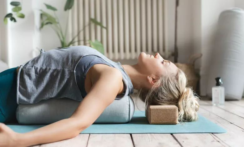 5-einfache-Moeglichkeiten-Yoga-in-Ihren-anstrengenden-Tag-zu-integrieren